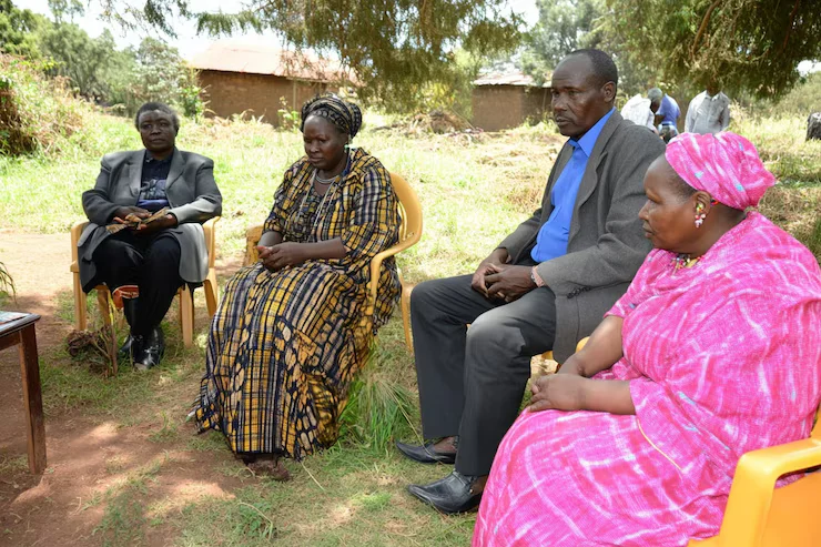 Community dialogue session in rural DRC, supporting peacebuilding and reintegration efforts.