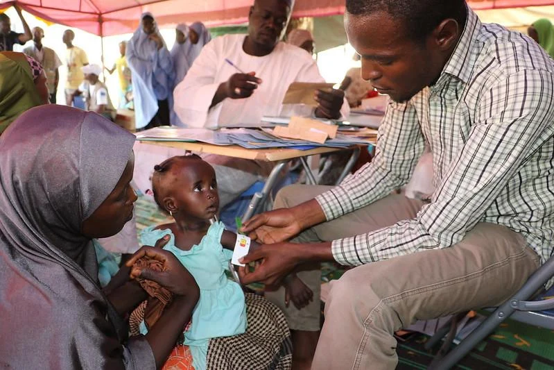 children falling sick under extreme heat in nigeria
